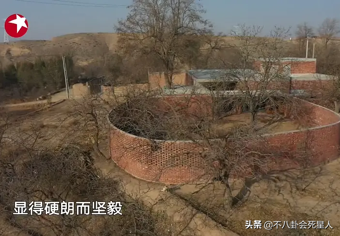 132万土胚房新进展，房子已经出现裂缝，设计师住房也被指违建