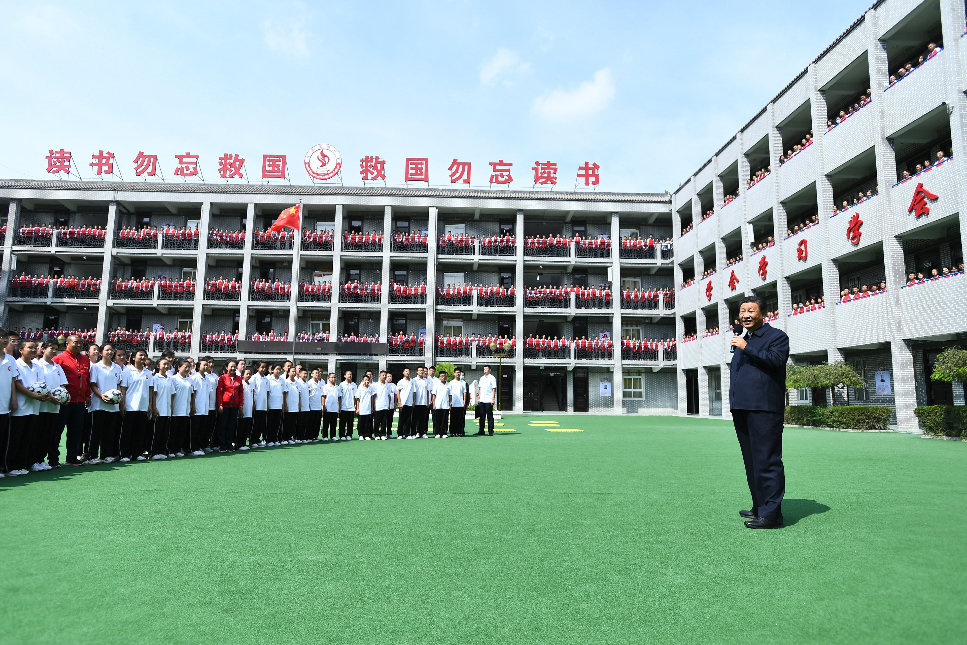 习近平勉励中学生：全面发展，成为国之栋梁