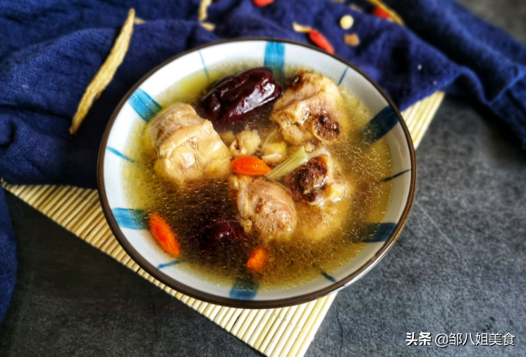 炖鸡汤，记住“2个窍门”，鸡肉不柴鸡汤不腥，汤鲜肉嫩很美味