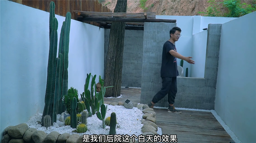 小伙花20天徒手打造露天浴室，晚上躺浴缸泡澡真爽！就是别下雨