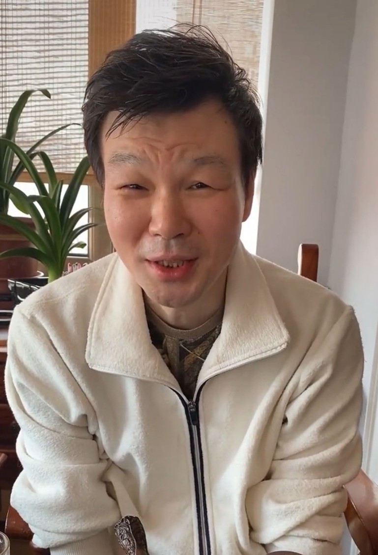 57岁主持人李彬患重病,因吃药眼肿成一条缝,曾比何炅汪涵还火