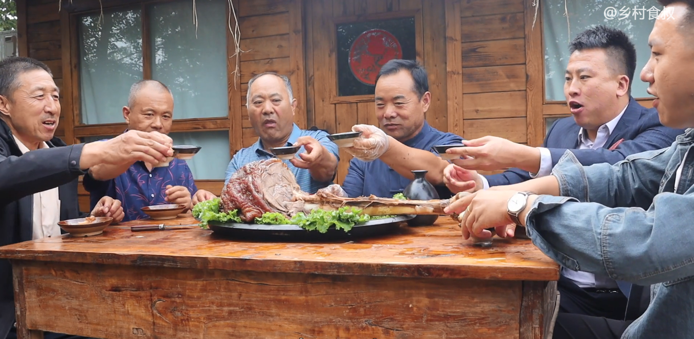 “乡村食叔”父子齐上阵，儿子当摄影师，父亲当主角，年入500万