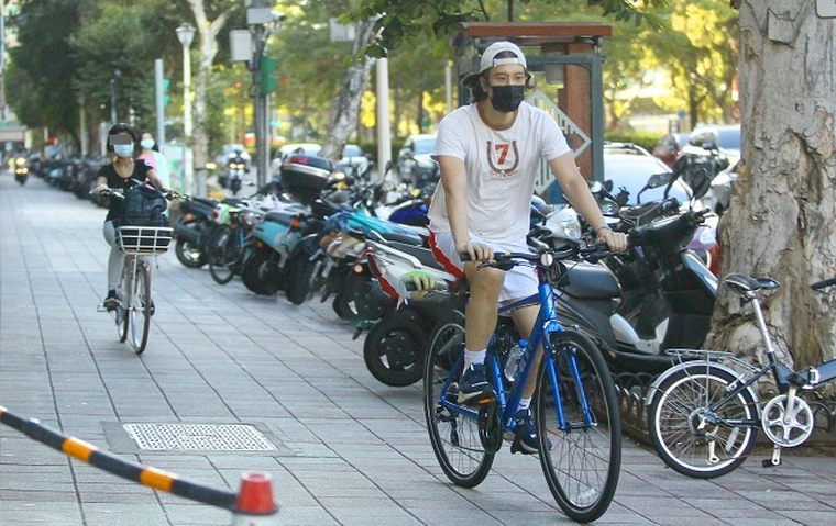 王力宏一家五口罕见同框，公园骑车画面温馨，3岁儿子和爸爸很像