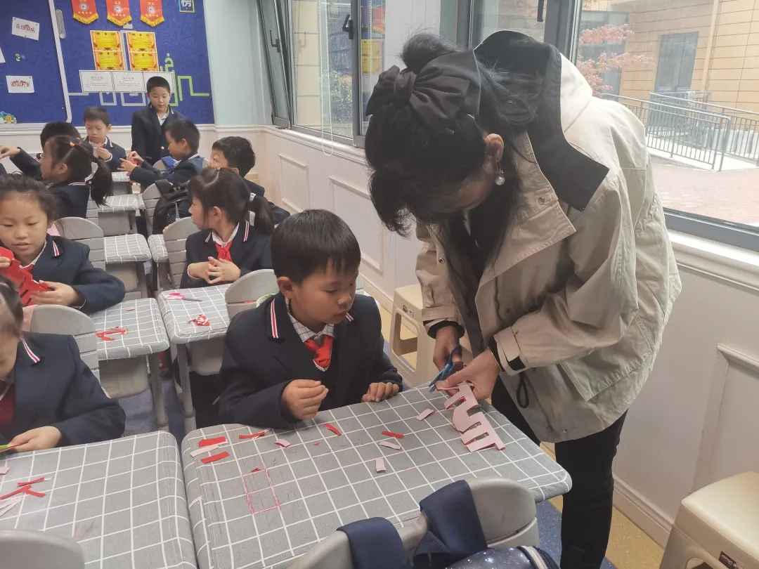 济南市非遗剪纸代表性传承人在熙华小学传艺