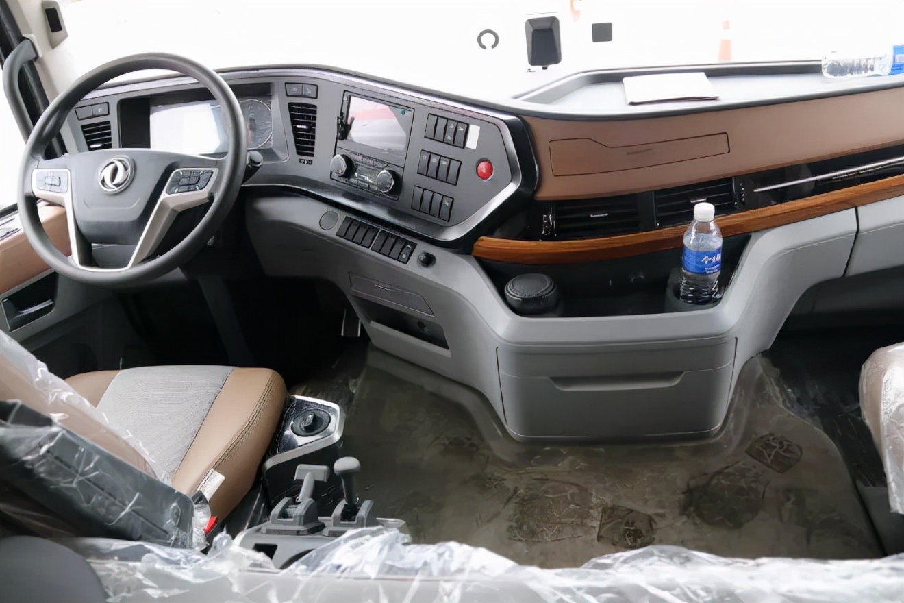 东风天龙kx在内饰的设计上,处处体现了人性化.