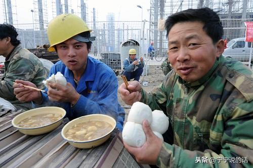 在农村里面，广大在外打工的农民工的流动性较强，该怎么交社保？