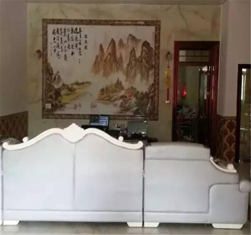 床头装浴霸、电视墙闪佛光？看完爸妈装的土丑房，突然想哭
