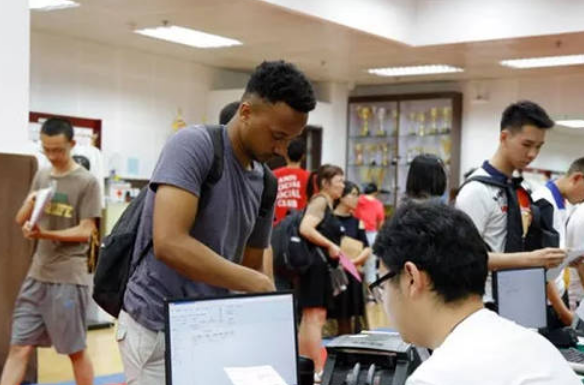 十年苦读不如一张国籍，清华降门槛招生惹争议，教育部要出手了