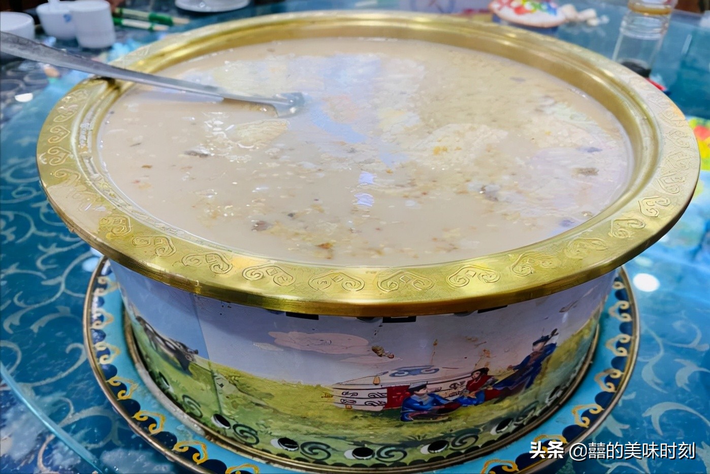 内蒙古县城里的小饭馆，菜量大到惊人，外地游客却无福消受