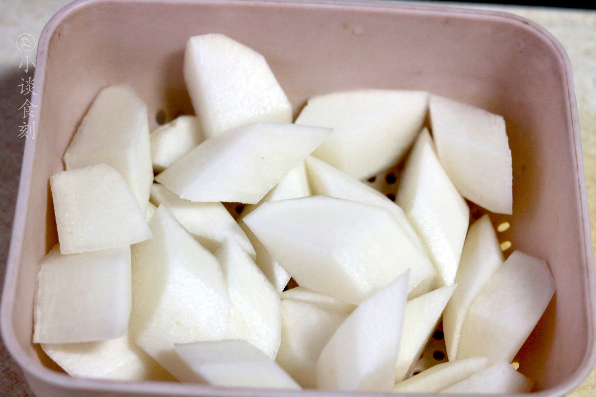 炖羊汤时，开水还是冷水下锅？区别很大，做错有膻味汤色不奶白