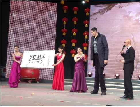 2米42中国第一巨人，结婚20年没孩子，1米6娇妻称：不方便