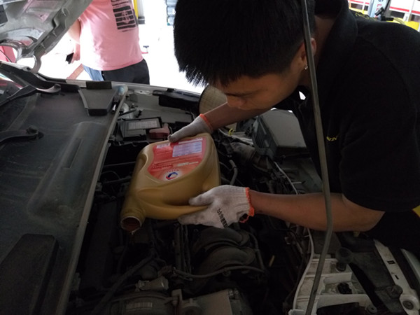 矿物、半合成和全合成油究竟有什么区别？哪种更适合我的车？
