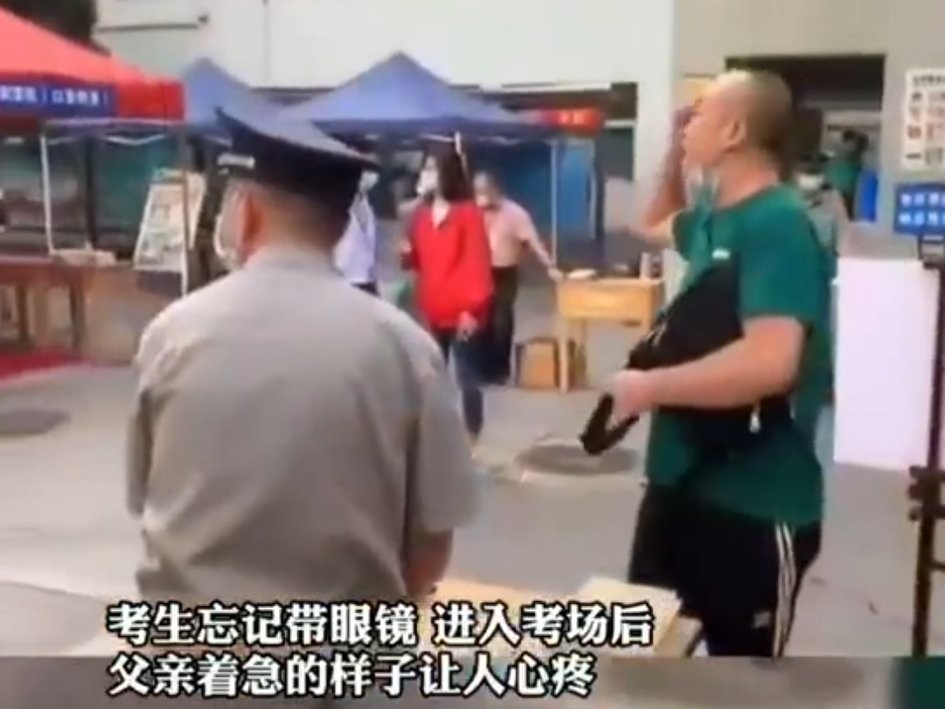 高考｜考场外陪考的父母，是一道令人动容泪目的风景线