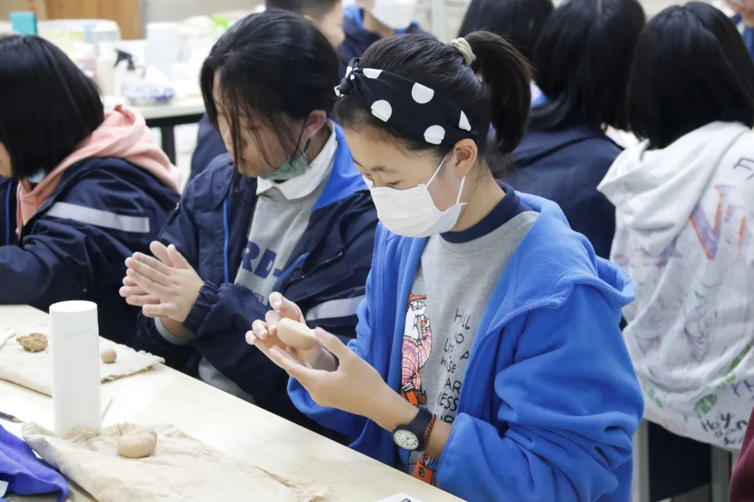 鄭州中學(xué)初中部校本課程開設(shè)側(cè)記(圖3) 鄭州中學(xué)初中部校本課程開設(shè)側(cè)記(圖3)