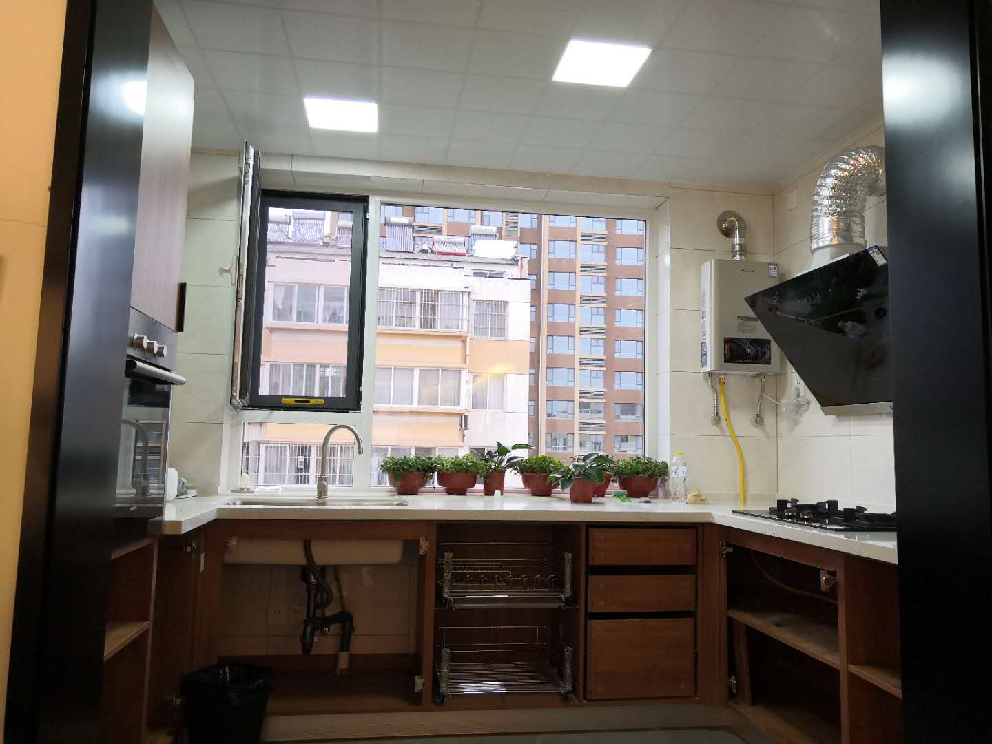 橱柜台面材质选择：石英石和大理石，哪个更适合大多数家庭