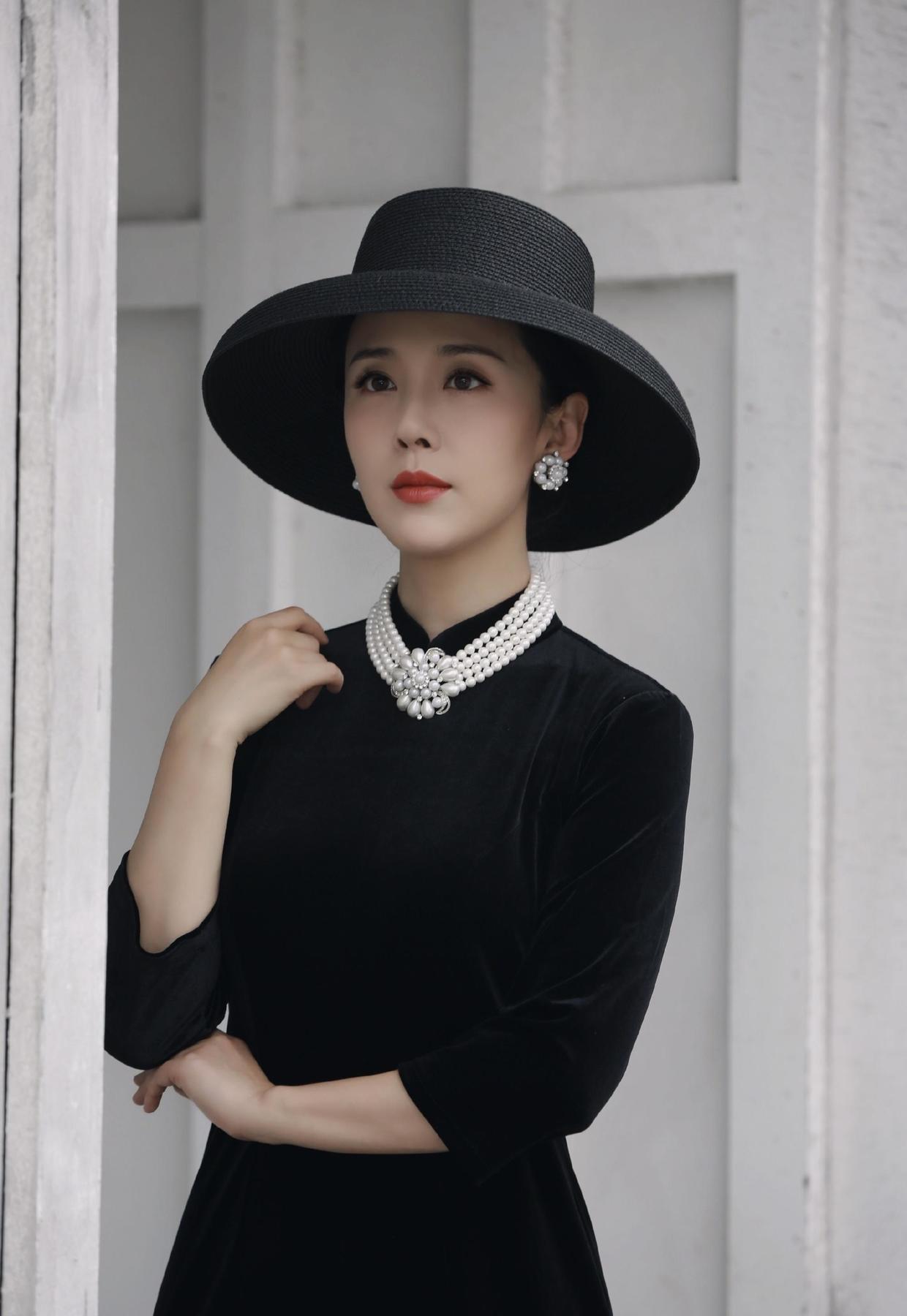 颜丹晨真是40 女人的骄傲,穿深v领薄纱连衣裙,大方秀出好身材