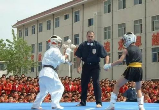 日本神童踢馆少林寺，登顶世界第一，中国天才却锒铛入狱！
