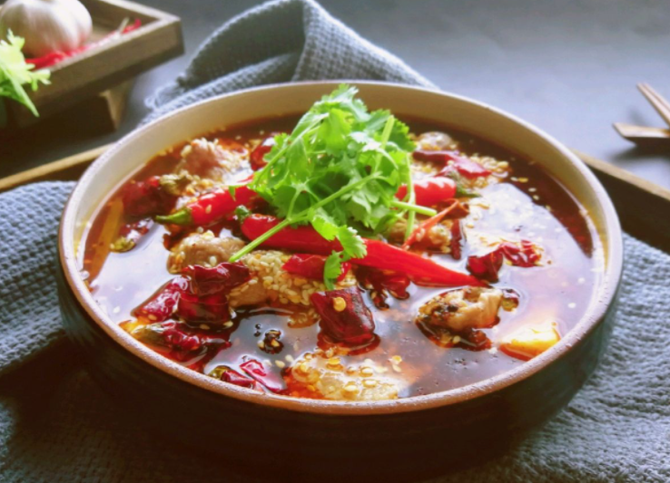 一道传统名菜如何吃出新花样？有锅有碗助“牛水煮”牛气冲天