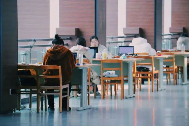 陕西这所高校：图书馆涵盖32个语种，高颜值食堂吃遍网红美食