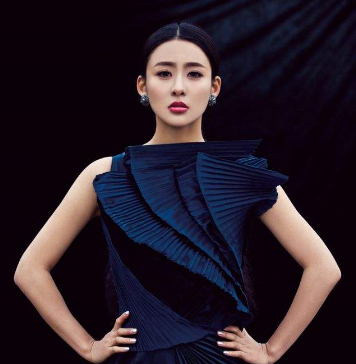 公路拍照被警告，从华策一姐到压戏不播，贾青做的糊涂事可太多了