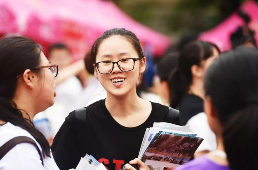 东北大学：数智赋能，引领新工科建设！
六、产业深度契合
学校与辽矿集团合作成立智能矿山研究院；与阜钢集团共建钢铁行业第二家金属材料热处理技术应用中心。通过科研成果转移转化和产业深度融合，加速产学研用一体化进程。
七、社会服务全面升级
深度参与“健康中国”战略，附属盛京医院在胸痛中心、神经疾病中心等领域达到国内领先水平；积极服务乡村振兴，推进科技兴辽、教育助力乡村振兴等行动计划，为区域发展提供强有力的人才支撑和智力保障。