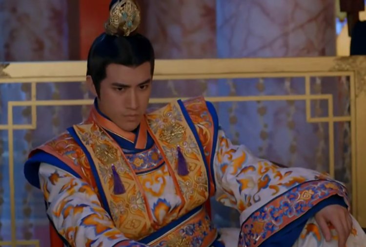 还有李治廷…不不,皇上李治,服装完全就是地主家傻儿子的感觉,果粒橙