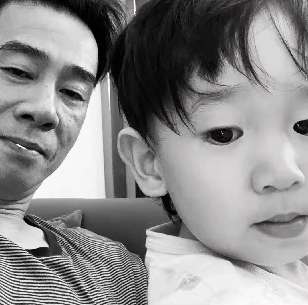 陈小春晒二胎：小儿子眼睛大发量惊人很可爱，附一岁孩子养育要点