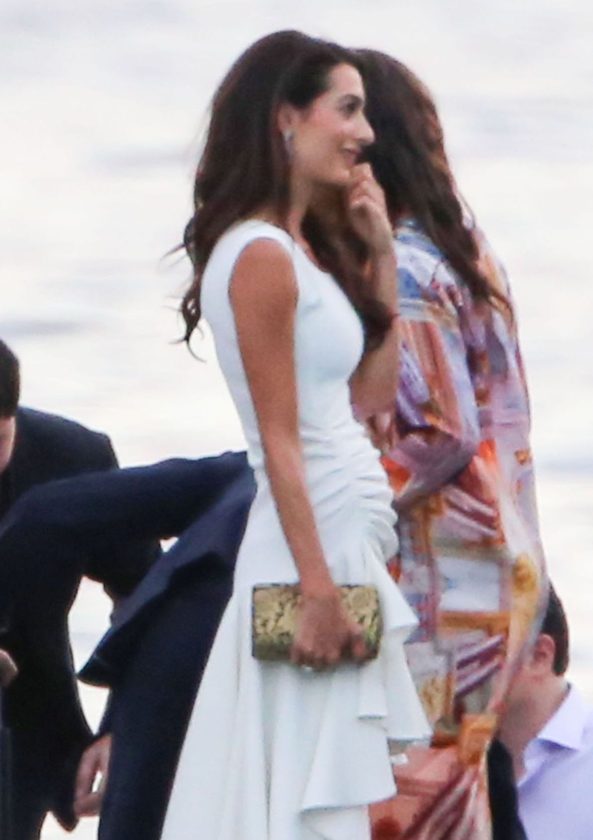 乔治布鲁尼妻子腹部高隆！裹白裙胜迪士尼公主，最美律师名副其实