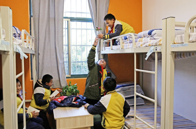 网友建议学校全部改为寄宿制，教育问题将迎刃而解，家长：不赞同