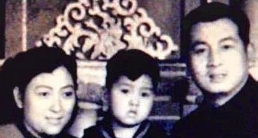 原以为关晓彤妈妈够优雅了，看到她奶奶后，这才是真正的大家闺秀