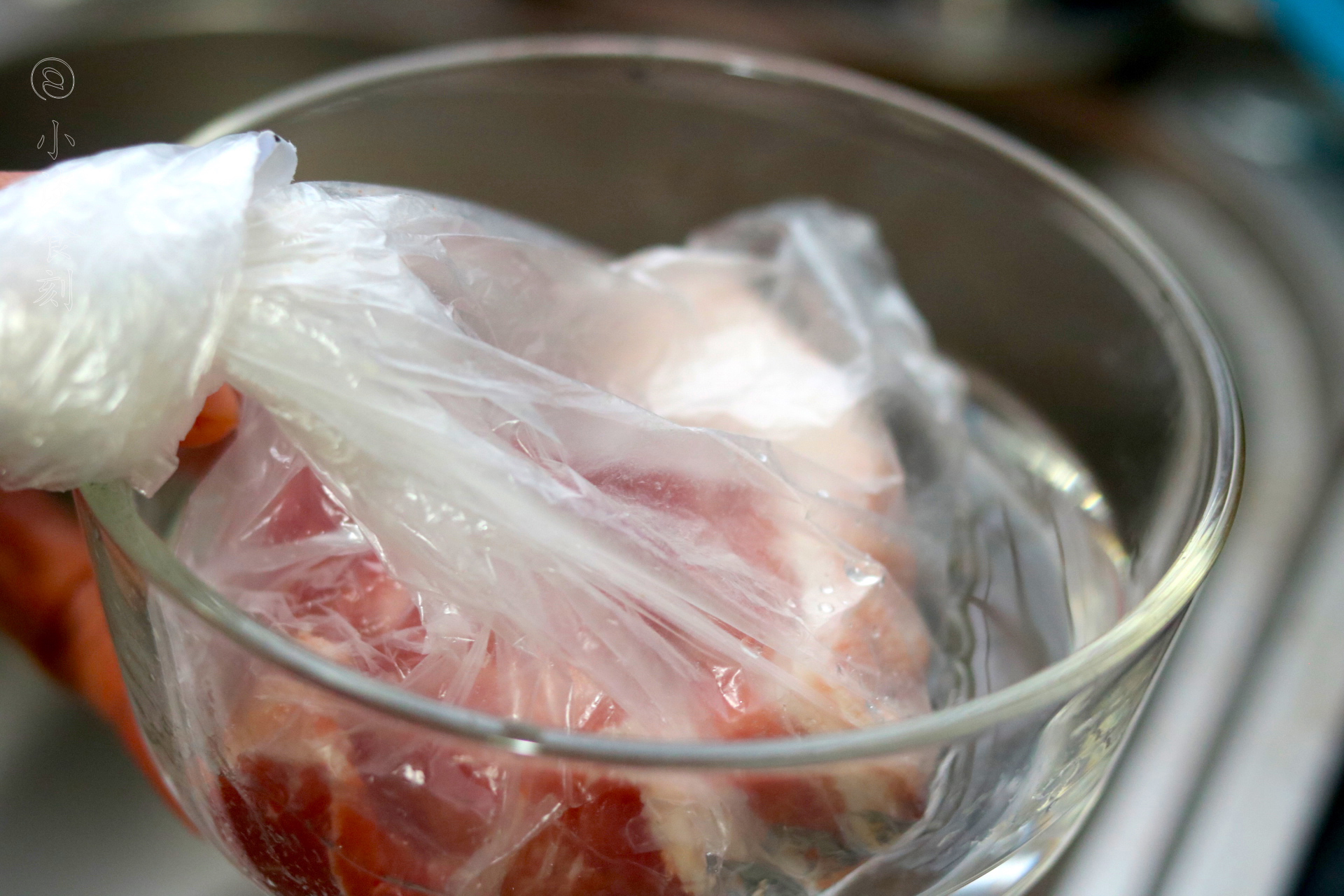 冻猪肉快速解冻,不要用开水泡,用这5种方法,解冻快还保留口感