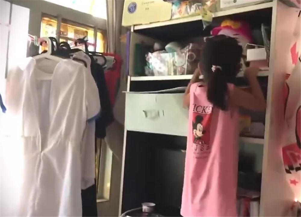 香港母女蝸居6㎡劏房，厕所难坐下洗衣机放床边，网友：太逼仄