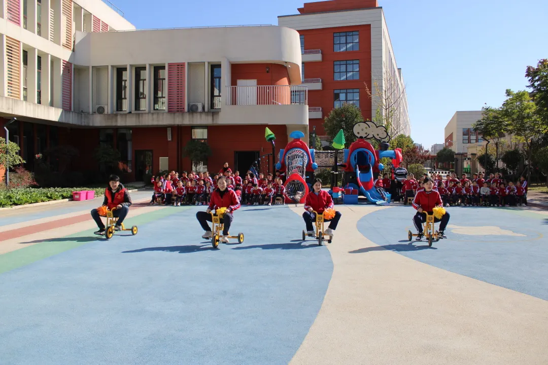 南阳市第二完全学校幼儿园萌娃出击 快乐运动