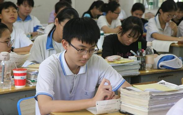 高三时家长要不要去陪读？一位母亲的亲身经历表示，选错苦不堪言