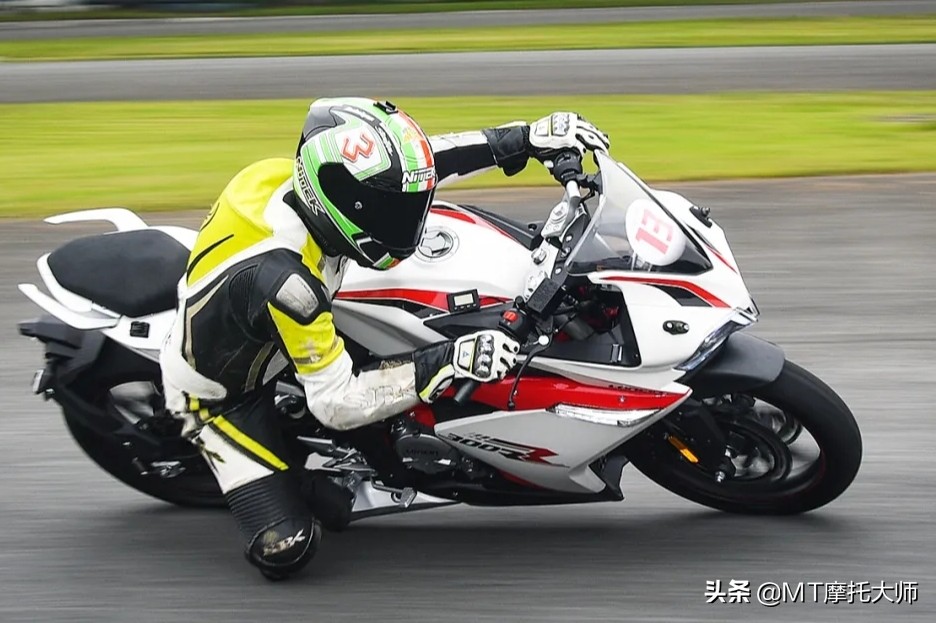 预算2万,盘点3款热门仿赛摩托车:全部标配abs,有1款还是单摇臂