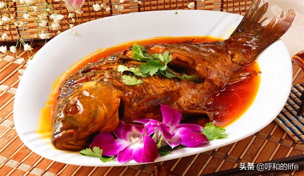 铁锅炖鱼放什么配菜好吃(香浓铁锅炖鱼，搭配最佳鲜美配菜)