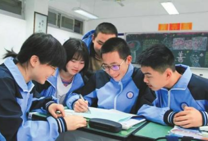 女状元高考658分，港大承诺72万奖学金，选择复读为哪般？