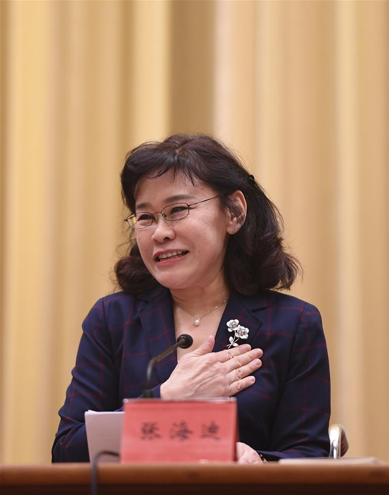 张海迪:15岁在偏远山村当老师,3年后哭着离开,令人动容