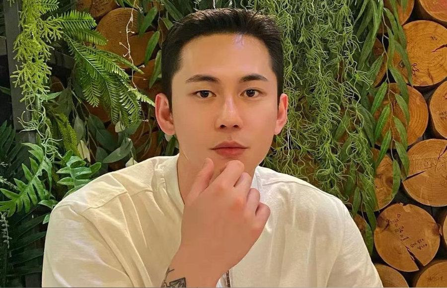 别再烫摩根碎盖了，伤发难打理，现在流行“服帖烫”，阳光又帅气