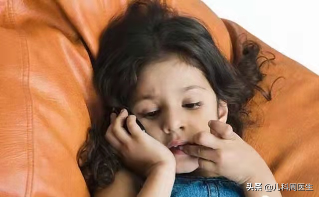 孩子“啃手指”不好改正，该让缺锌缺钙背锅吗？解决安全感很重要