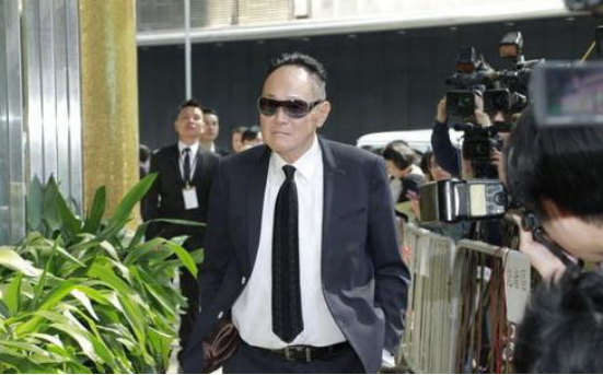 富豪邱德根：娶小姨子相伴，晚年老年痴呆，子女无一人愿照顾