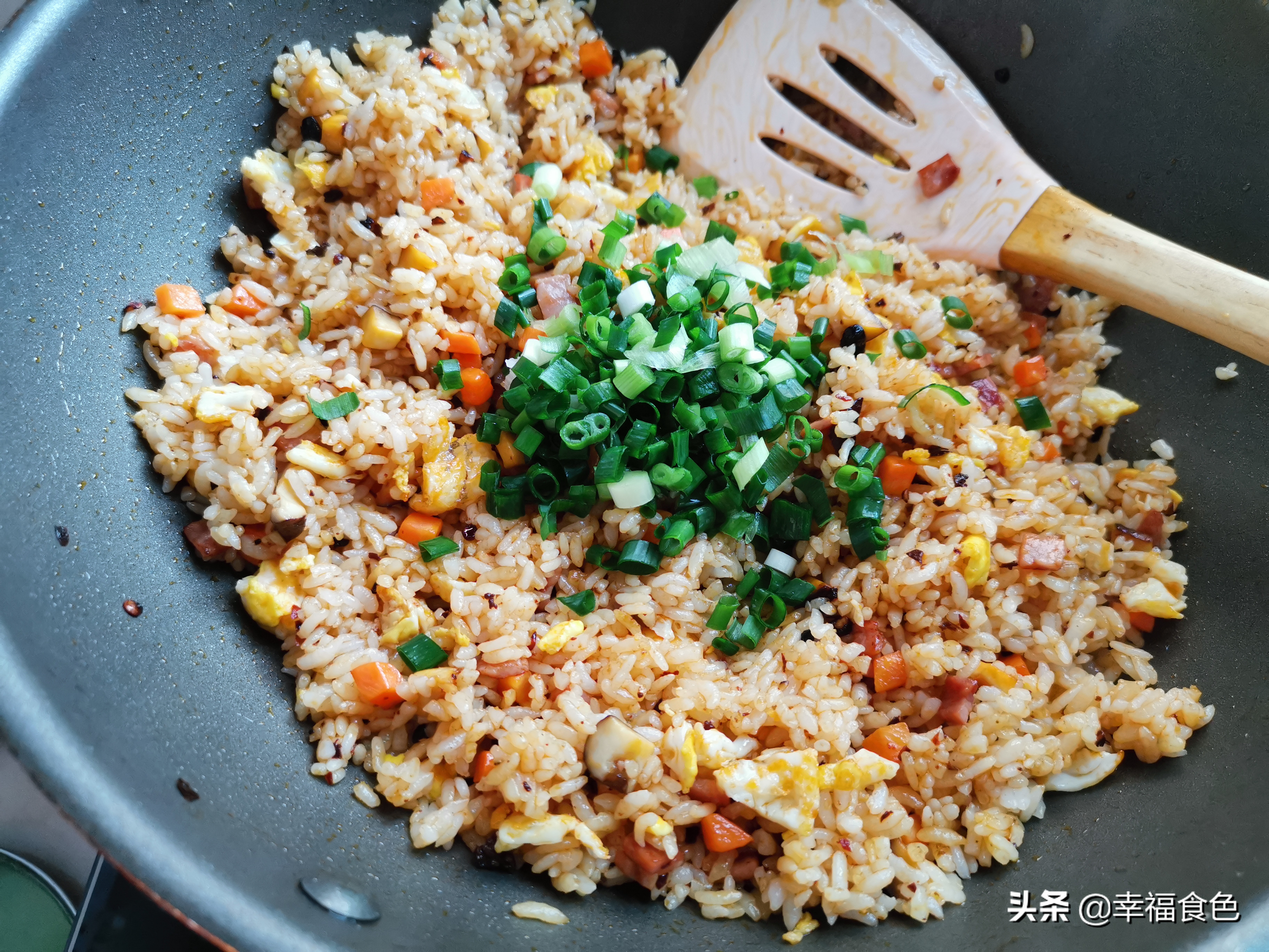 老干妈炒饭怎么做（家常美味老干妈炒饭锁住家人的胃）