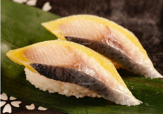 手握寿司沙拉刺身小吃希鲮鱼籽一般来说还是更适合生吃,一般直接切片