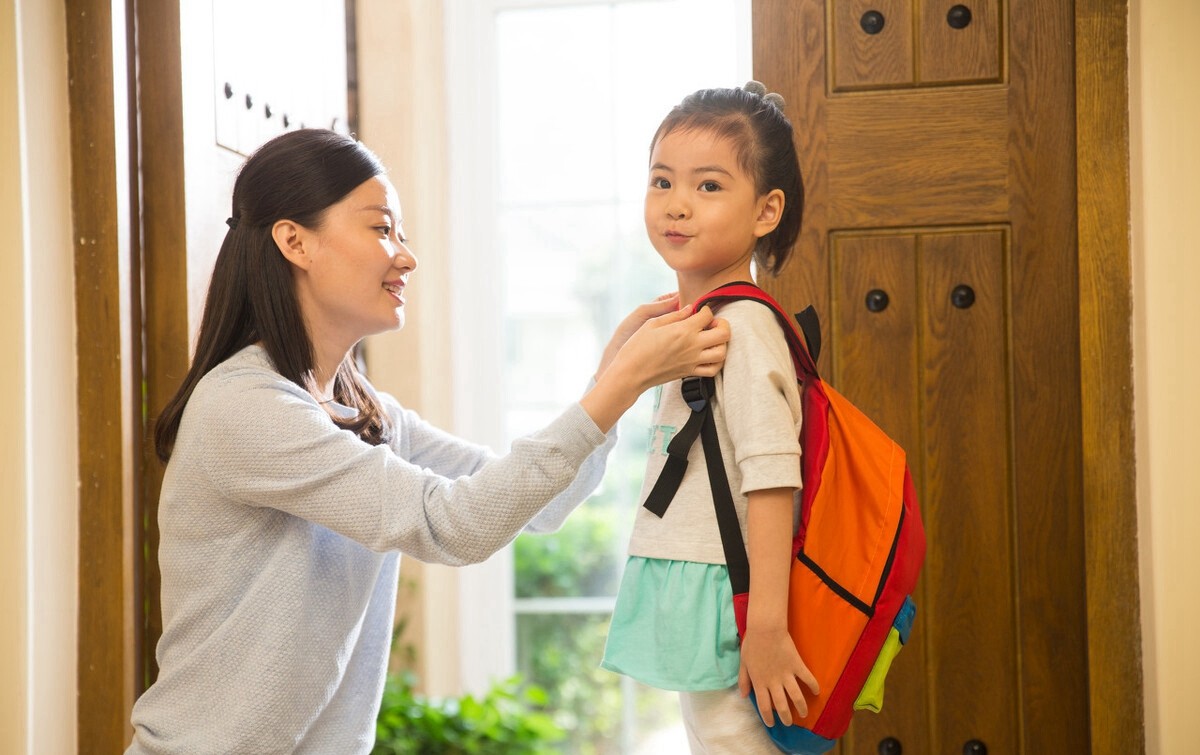 当孩子哭闹不愿意去幼儿园时，家长要明白什么该说，什么不该说