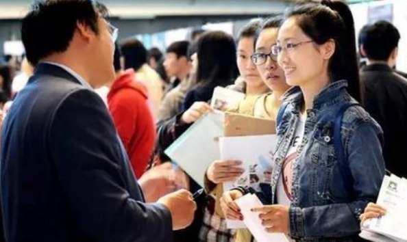 好消息，硕士以上学历不用考试就能当老师？铁饭碗来得太突然了