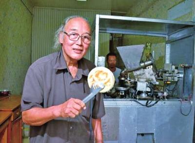 洛阳68岁老人发明烧饼机器人 耗资七八十万元 每18秒出一个烧饼