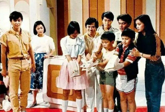 老友去世，痛失挚爱，被圈内人炮轰，周星驰“叛众亲离”的一生