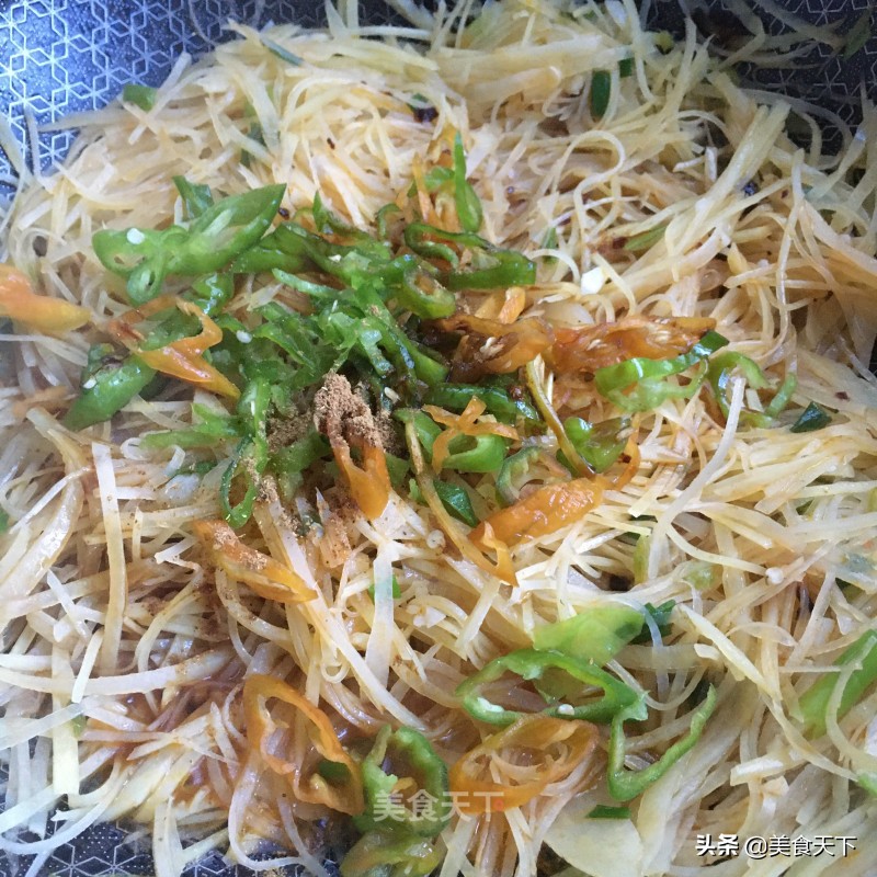 酸溜溜的味道，酸爽可口，开胃下饭，还帮油腻腻的肠胃减减负
