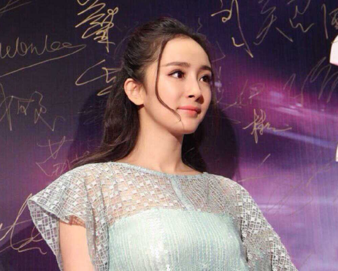 杨幂家里有3人考清华1人哈佛，她本人也是学霸，家庭环境很重要