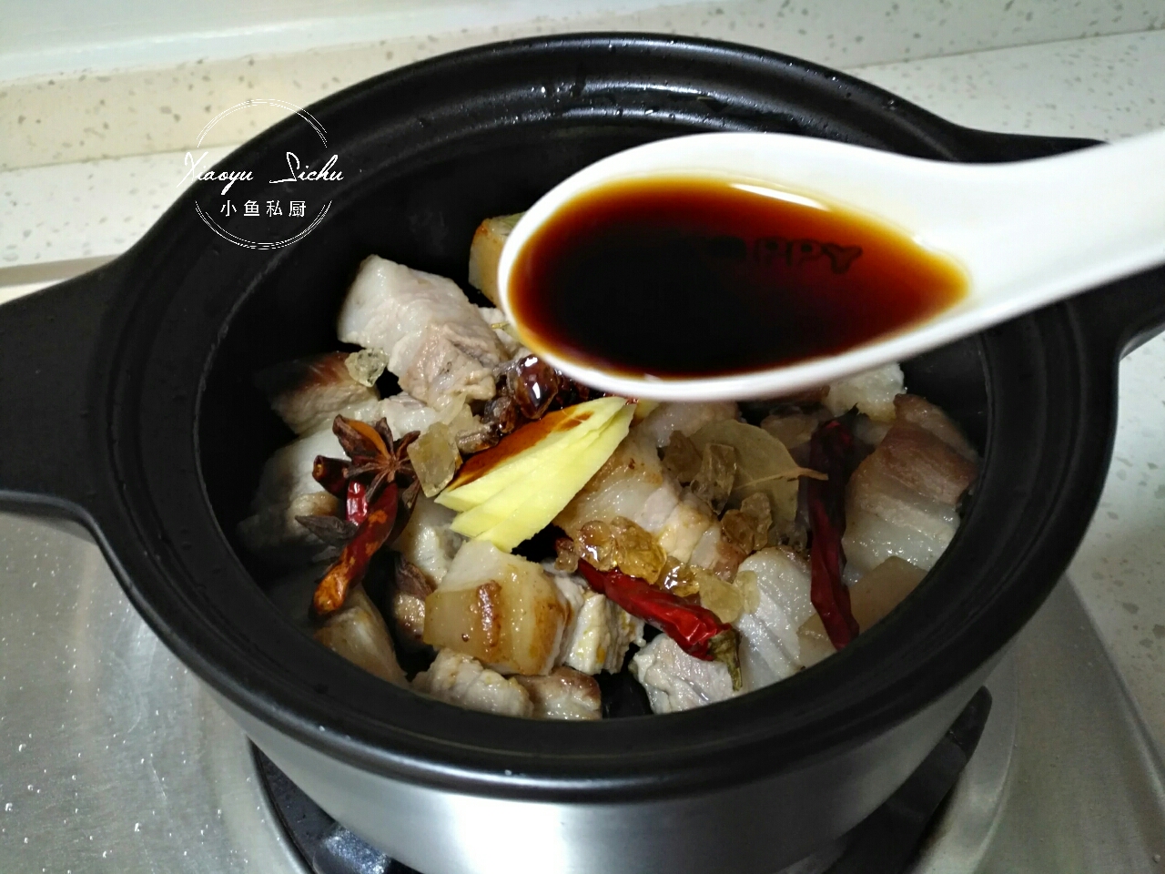 這道紅燒肉，不加一滴水，不用炒糖色，香氣四溢，一口下去香掉魂